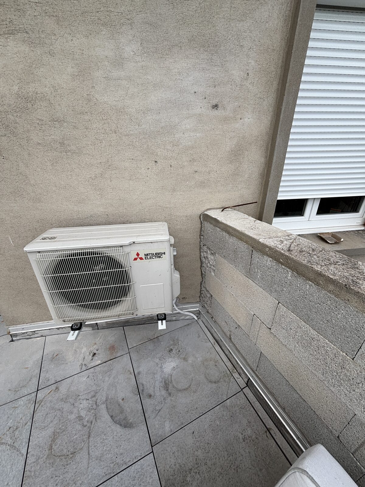 Unité extérieure Mitsubishi Electric sur balcon